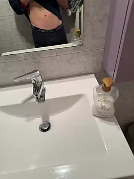 Snapshot of Manuhot001 chatting on 02/14/25, 06:12 Manuhot001 online show from 02/14/25, 06:12