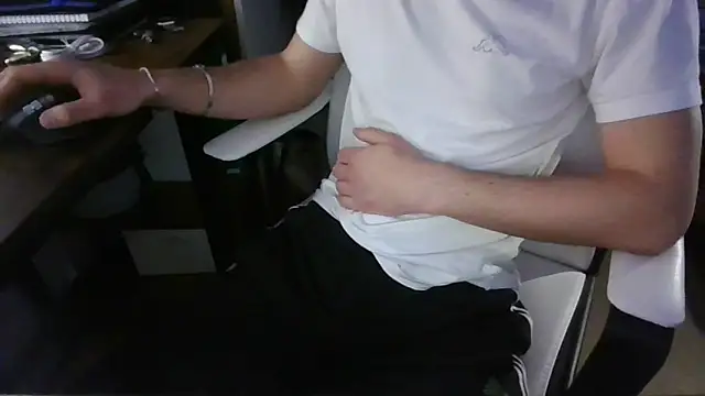 Snapshot of Manuhot001 chatting on 03/17/25, 09:55 Manuhot001 online show from 03/17/25, 09:55