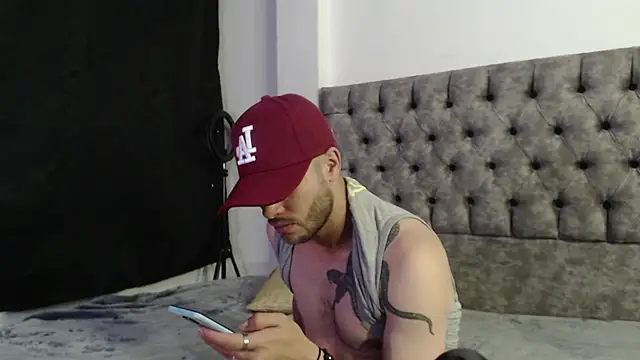 Snapshot of aczino_vel chatting on 02/16/25, 12:41 aczino vel online show from 02/16/25, 12:41