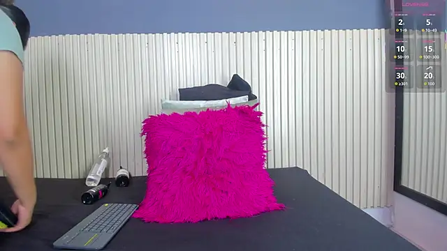 Snapshot of Aida-nicolle chatting on 10/28/25, 10:08 Aida-nicolle online show from 10/28/25, 10:08