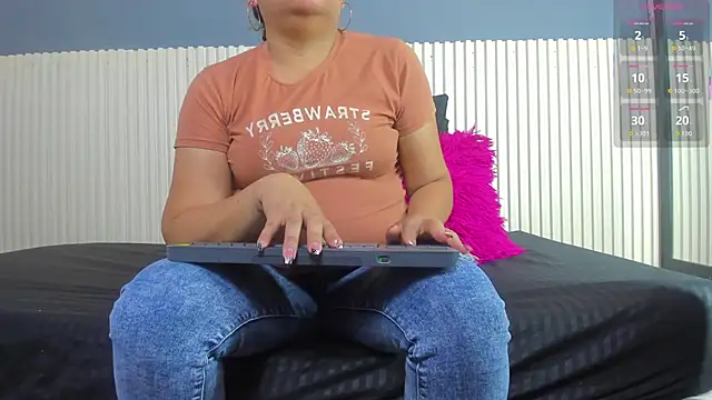 Snapshot of Aida-nicolle chatting on 10/30/25, 09:55 Aida-nicolle online show from 10/30/25, 09:55