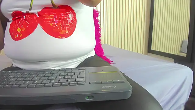 Snapshot of Aida-nicolle chatting on 11/15/25, 09:50 Aida-nicolle online show from 11/15/25, 09:50