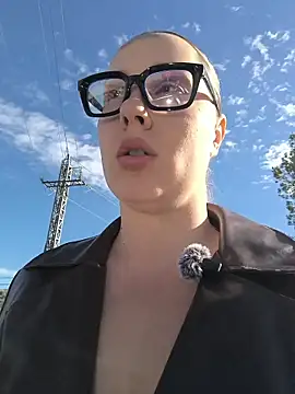 Snapshot of Mona_Plus chatting on 11/20/25, 01:22 Mona Plus online show from 11/20/25, 01:22