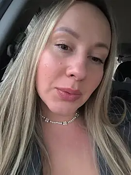 Snapshot of Mona_Plus chatting on 11/24/25, 07:41 Mona Plus online show from 11/24/25, 07:41