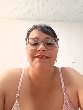 Snapshot of promiscuous-indecent-momm chatting on 06/13/26, 08:40 promiscuous-indecent-momm online show from 06/13/26, 08:40
