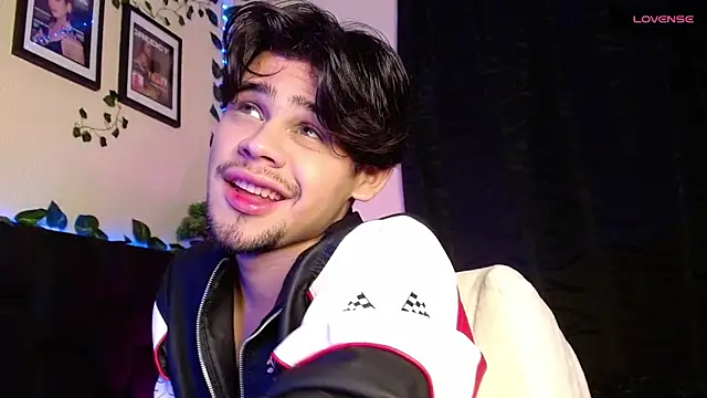 isaac-saenz online show from 02/17/25, 07:42