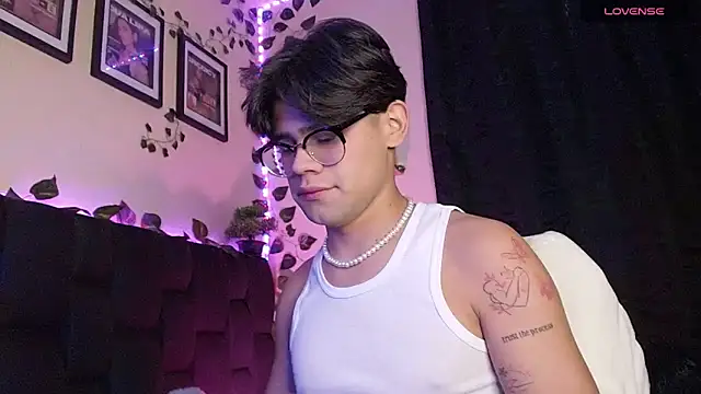 isaac-saenz online show from 02/25/25, 08:09