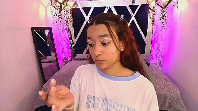 charlotte bluee online show from 11/08/25, 04:18