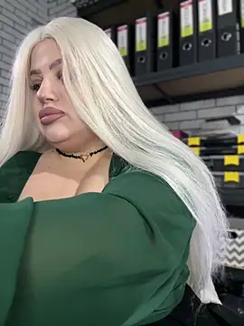 Snapshot of Eliaden chatting on 10/10/25, 02:43 Eliaden online show from 10/10/25, 02:43