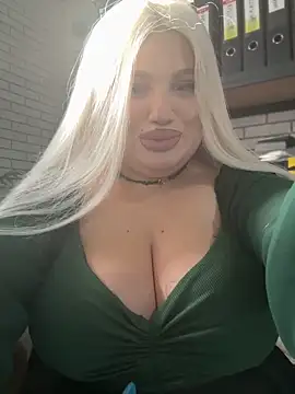 Snapshot of Eliaden chatting on 10/15/25, 04:12 Eliaden online show from 10/15/25, 04:12