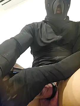 Snapshot of mosterxxx11 chatting on 02/14/25, 01:34 mosterxxx11 online show from 02/14/25, 01:34