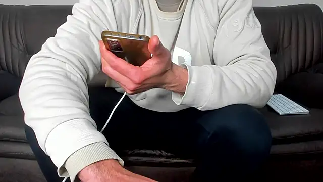 Snapshot of sexyhotmusclesforyou1 chatting on 03/23/25, 03:32 sexyhotmusclesforyou1 online show from 03/23/25, 03:32