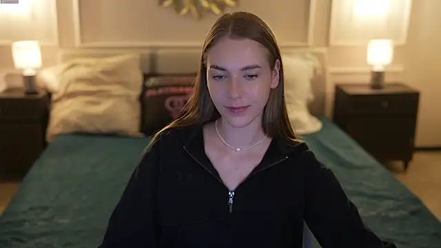 Snapshot of Layla_Sweet_ chatting on 12/15/25, 05:17 Layla Sweet online show from 12/15/25, 05:17