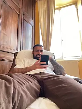 Snapshot of morfeoX chatting on 10/16/25, 11:44 morfeoX online show from 10/16/25, 11:44