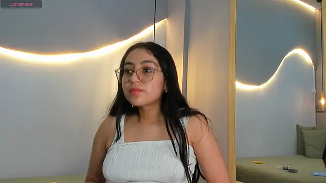 Snapshot of lucelly_15 chatting on 12/21/25, 12:01 lucelly 15 online show from 12/21/25, 12:01