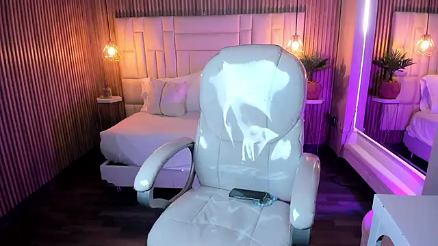 MelanieHillss online show from 10/19/25, 05:08