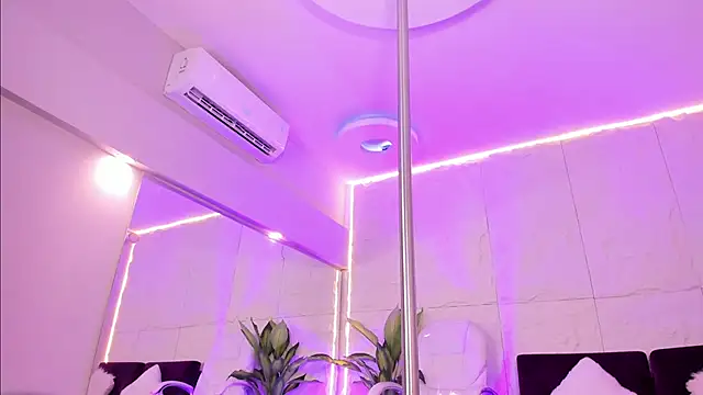 MelanieHillss online show from 12/17/25, 04:40