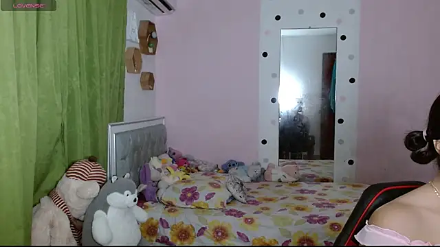 Snapshot of Violett_11 chatting on 10/28/25, 11:29 Violett 11 online show from 10/28/25, 11:29