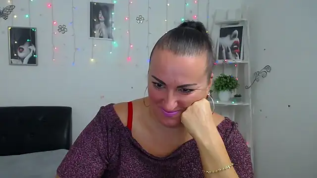 Snapshot of DianaMGG chatting on 10/09/25, 05:27 DianaMGG online show from 10/09/25, 05:27