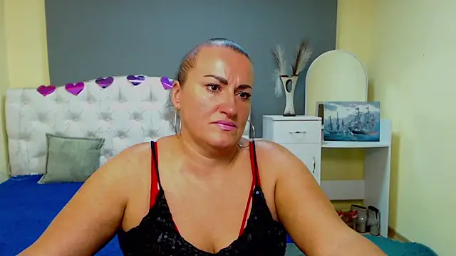 DianaMGG online show from 10/10/25, 05:39