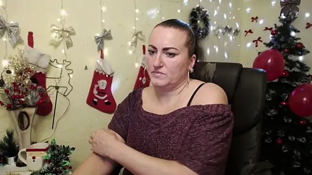 Snapshot of DianaMGG chatting on 12/14/25, 07:07 DianaMGG online show from 12/14/25, 07:07