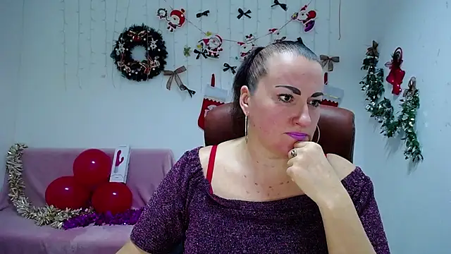 Snapshot of DianaMGG chatting on 12/19/25, 06:26 DianaMGG online show from 12/19/25, 06:26