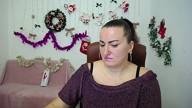 Snapshot of DianaMGG chatting on 12/21/25, 06:26 DianaMGG online show from 12/21/25, 06:26