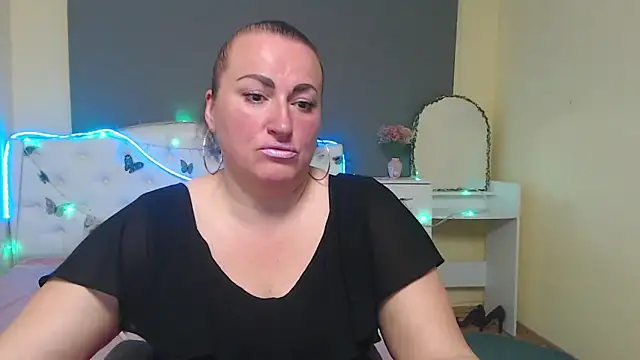 Snapshot of DianaMGG chatting on 04/27/26, 05:49 DianaMGG online show from 04/27/26, 05:49
