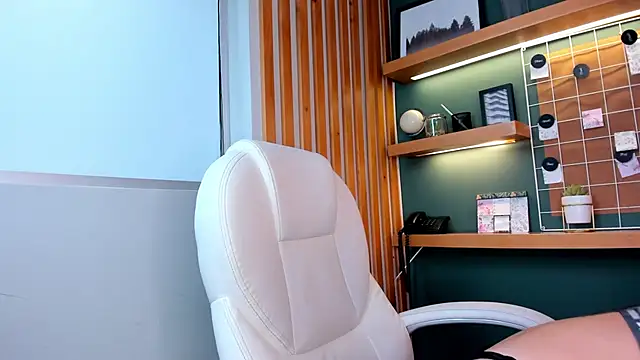 Bella walker  online show from 10/16/25, 10:11