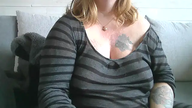 Snapshot of sizha6 chatting on 10/21/25, 10:38 sizha6 online show from 10/21/25, 10:38