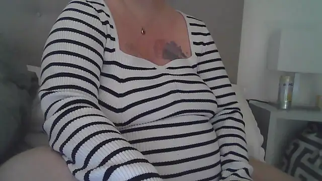 Snapshot of sizha6 chatting on 11/19/25, 10:59 sizha6 online show from 11/19/25, 10:59