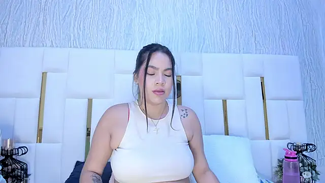 hillary uckerman  online show from 11/07/25, 11:32