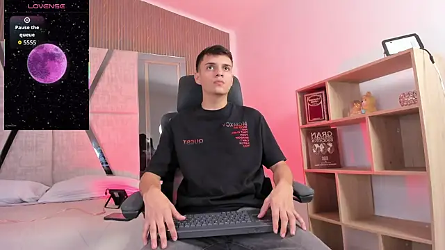 JacobRoberts1 online show from 12/04/25, 08:17