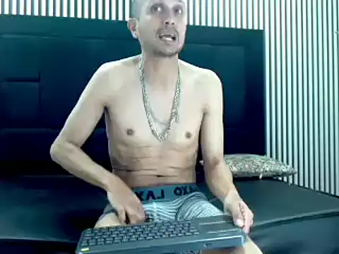 Snapshot of JhonTorres018 chatting on 02/18/25, 06:48 JhonTorres018 online show from 02/18/25, 06:48