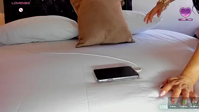 Snapshot of Skay_Hot chatting on 12/08/24, 06:28 Skay Hot online show from 12/08/24, 06:28