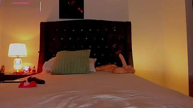 Snapshot of Skay_Hot chatting on 10/22/25, 11:37 Skay Hot online show from 10/22/25, 11:37