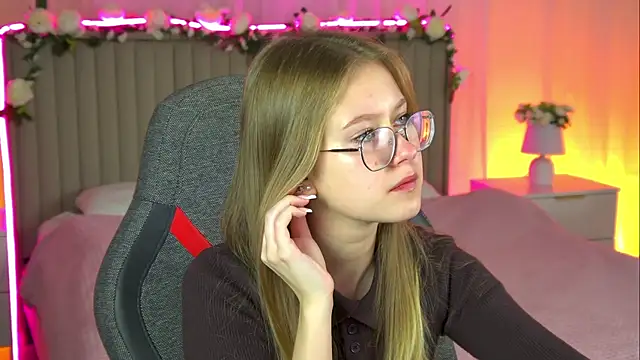 EveMundie online show from 10/16/25, 10:38