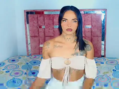 Snapshot of cherry_crushx chatting on 11/24/25, 04:01 cherry crushx online show from 11/24/25, 04:01