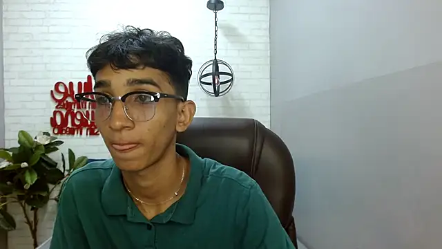 Snapshot of Martin_Linares chatting on 02/17/25, 02:37 Martin Linares online show from 02/17/25, 02:37