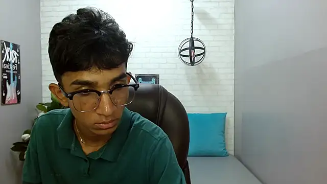 Snapshot of Martin_Linares chatting on 02/17/25, 05:43 Martin Linares online show from 02/17/25, 05:43