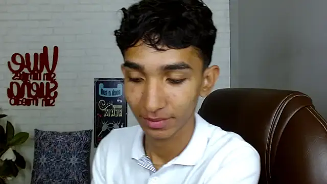 Snapshot of Martin_Linares chatting on 02/21/25, 01:44 Martin Linares online show from 02/21/25, 01:44