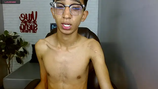 Snapshot of Martin_Linares chatting on 02/24/25, 04:47 Martin Linares online show from 02/24/25, 04:47