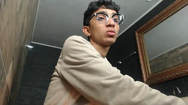 Snapshot of Martin_Linares chatting on 03/04/25, 01:28 Martin Linares online show from 03/04/25, 01:28