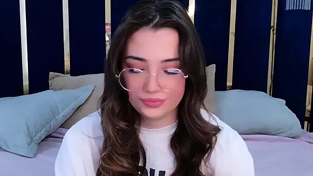 Snapshot of Alice_Deleon chatting on 11/20/25, 11:43 Alice Deleon online show from 11/20/25, 11:43