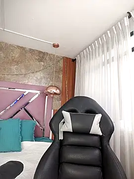 Snapshot of EmmaSulivan chatting on 10/28/25, 11:47 EmmaSulivan online show from 10/28/25, 11:47