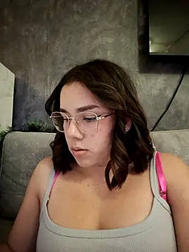 Snapshot of EmmaSulivan chatting on 12/15/25, 07:07 EmmaSulivan online show from 12/15/25, 07:07