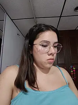Snapshot of EmmaSulivan chatting on 05/13/26, 10:17 EmmaSulivan online show from 05/13/26, 10:17