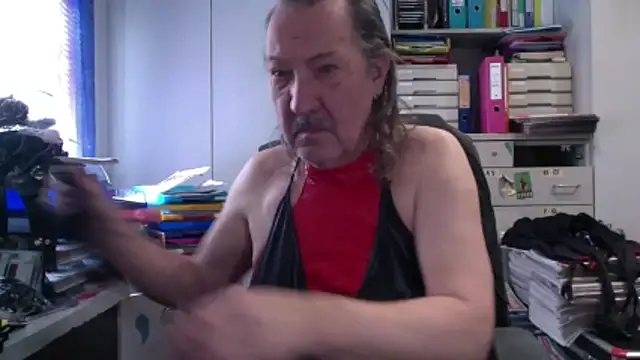 HMStraps01 online show from 04/15/26, 08:32