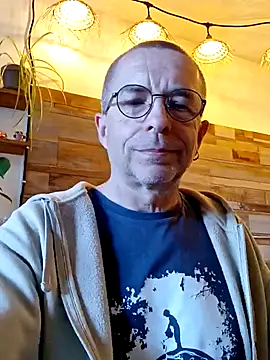 Snapshot of Xavspank2 chatting on 03/25/26, 02:45 Xavspank2 online show from 03/25/26, 02:45