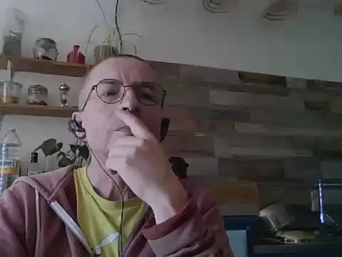 Snapshot of Xavspank2 chatting on 04/15/26, 01:18 Xavspank2 online show from 04/15/26, 01:18
